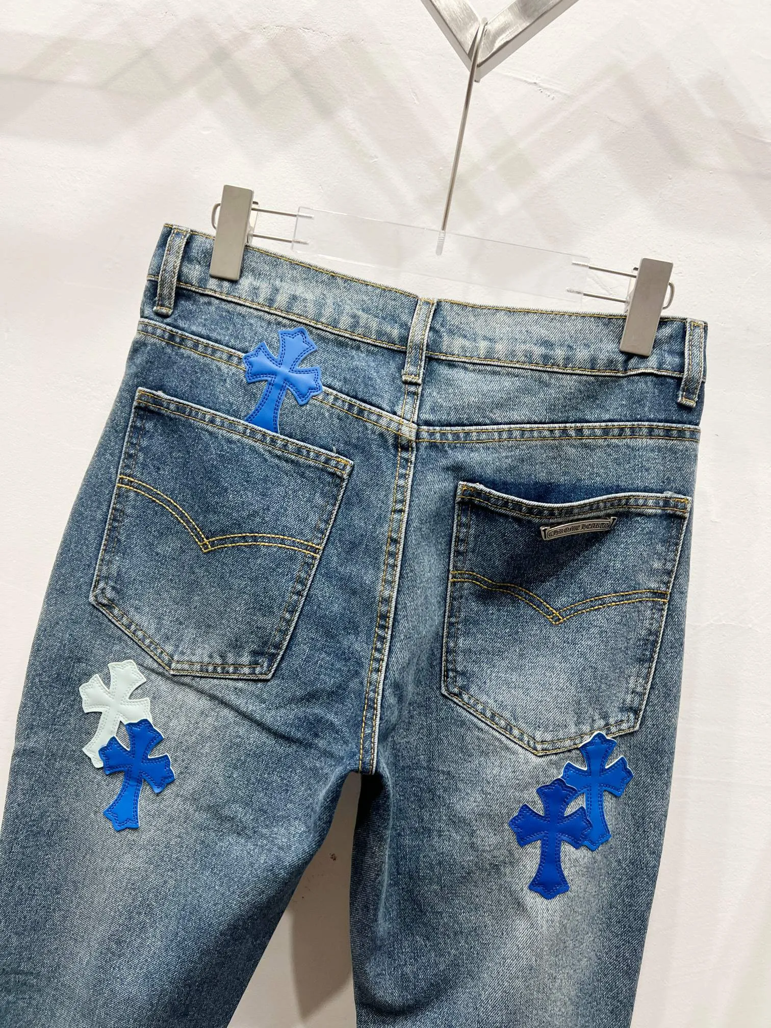 P260 Style No.: (c012) Crow Heart & 𝐂𝐡𝐫𝐨𝐦𝐞 𝐇𝐞𝐚𝐫𝐭 ss25 new graffiti letters blue and white cross patchwork leather couple style loose washed micro-boot jeans. Styles with different washed textures are very friendly to people with thin legs. The micro-flare version perfectly modifies the leg shape. The timeless and moderate length makes it easy to match and match. It is the basis for various styles and is a must-have in your wardrobe! The fabric is stiff but also makes the upper body soft without losing texture. The washing process is even more perfect. It is a must-have item for everyone! ! ! Washed wheat, hang tag, pants label, three labels complete Color: blue Size: 28-30-32-34-36